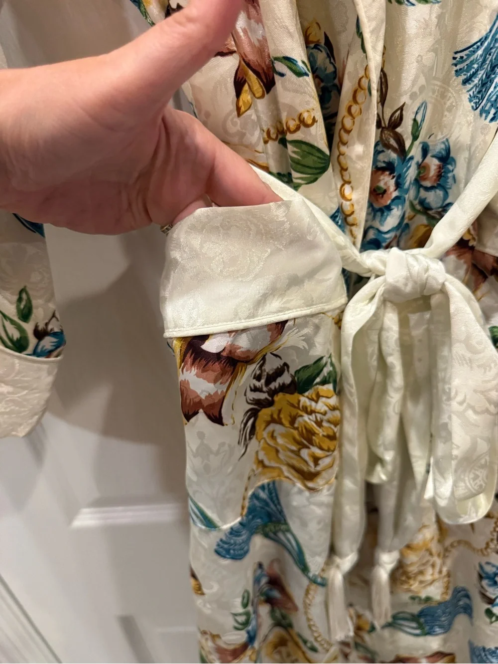 Vintage Victoria's Secret Cream Floral Satin Robe with Teal & Gold Accents - Picture 4 of 9